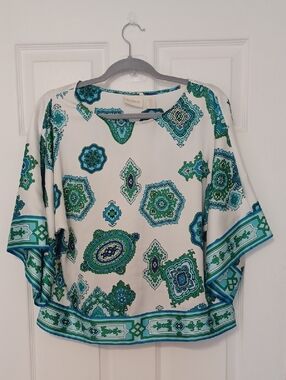 Chico's Sz 0, (S/M) White Blouse, Caftan,  Green & Teal Medallion Print. Silklik